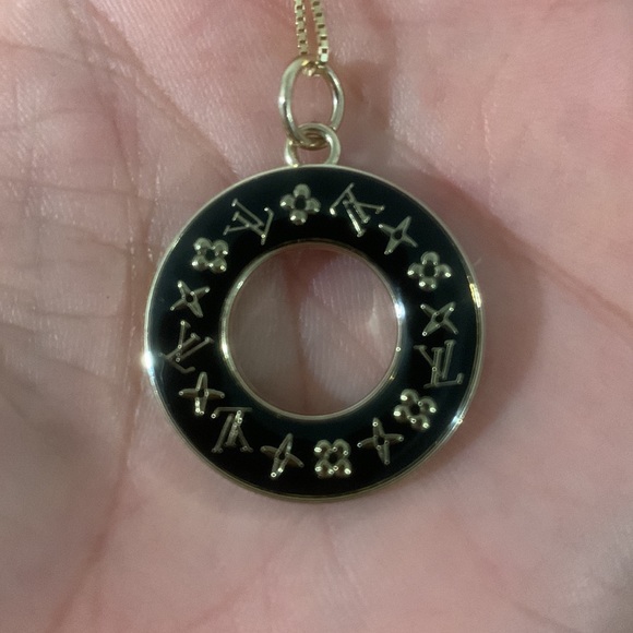 Louis Vuitton pendant - Picture 3 of 3